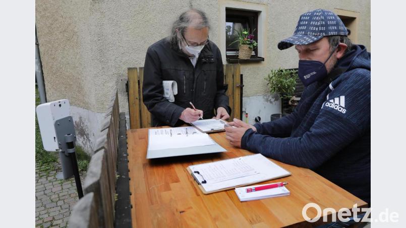 Bevor Werner Birner (links) am Samstag in den Wild-Vaitl-Biergarten durfte, musste er bei Wirt Jörg Kroha seine Daten hinterlassen. Bild: Wolfgang Steinbacher