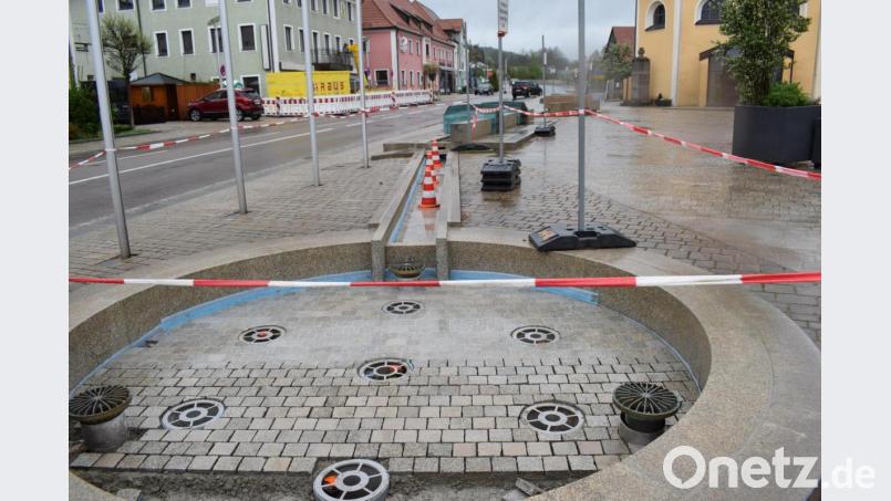 Der vergangene Winter hat dem Brunnen am Marktplatz schwer zugesetzt. Derzeit werden die Frostschäden beseitigt. Bild: bnr
