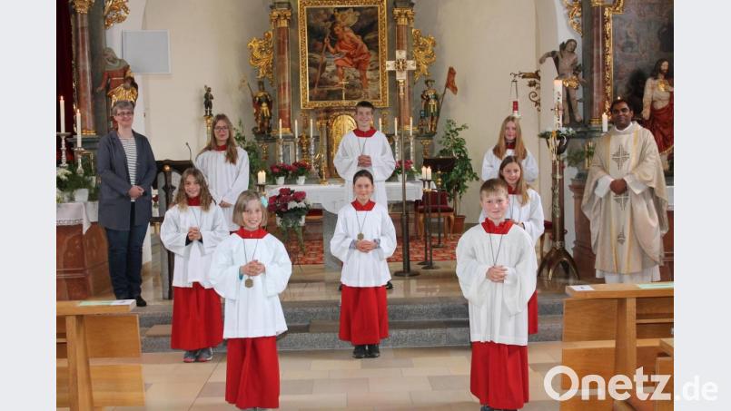Pfarrer Julius Johnrose freut sich, dass vier Mädchen und ein Junge Dienst am Altar leisten. Bild: pi