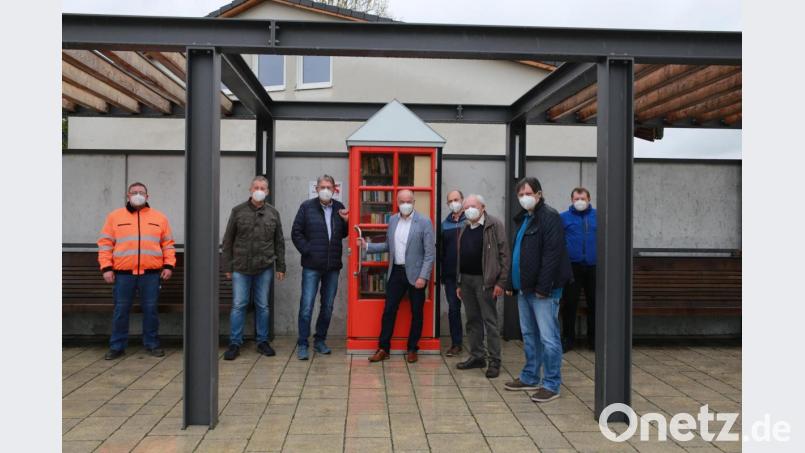Endlich steht er am richtigen Platz, der Kümmersbrucker Bücherschrank (von links): Bauhofleiter Bernhard Kodalle, Günter Klaus (Spenglerei Klaus), der Vorsitzende des Kümmersbrucker Seniorenbeirats, Manfred Sulima, die Bürgermeister Roland Strehl Kümmersbruck) und Hans Ram (Ensdorf), Sigi Gramolla, Michael Lettl (Automobile Lettl) und Tobias Gramolla. Bild: egl