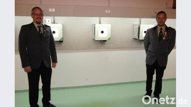 Erster Schützenmeister Stephan Trautner (links) und sein Stellvertreter Harald Albrecht sind stolz auf die neue Schießanlage, die in der &quot;Corona-Pause&quot; eingebaut wurde. Bild: kro