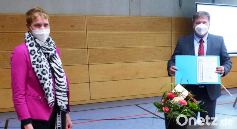 Markträtin Monika Breunig wird von Bürgermeister Stefan Braun für 25 Jahre Mitgliedschaft im Kastler Marktrat geehrt. Bild: jp