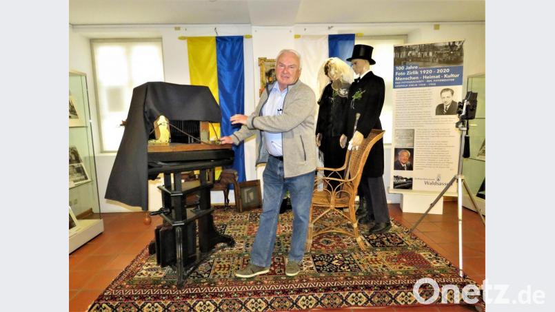 Museumsleiter Hans Zölch kann bei der Sonderausstellung &quot;100 Jahre Foto Zirlik&quot; einen über 100 Jahre alten Fotoapparat zeigen, der noch funktionstüchtig ist. Bild: ubb