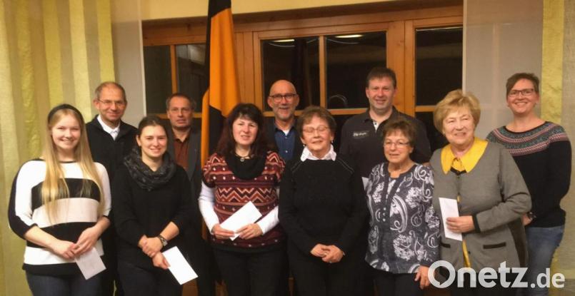 Die Altkleider- und Altpapiersammlung machte es möglich, dass die Kolpingsfamilie Spenden in einer Gesamthöhe von 4000 Euro an sozial-katholische Organisationen vergeben konnte. Von links: Elisa Miller (Antonius-Kindergarten), Pfarrer Johann Hofmann, Stefanie Rom (Marien-KiGa), 2. Vorsitzender Lothar Meier, Maria Schwab (St. Wolfgang-KiGa), Vorsitzender Siegfried Schorner, Helga Roderer (Hospiz), Marco Kind (SHG Krebskranke Kinder), Erika Papp (Hospiz), Waltraud Frieser (SkF) und Bettina Rösch (St. Michael-KiGa). Bild: u