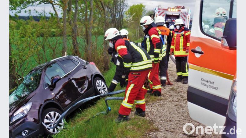 Bei Kohlberg kommt ein 82-Jähriger von der Straße ab und fährt in den Graben. Das Auto wird dabei total beschädigt. Bild: jml