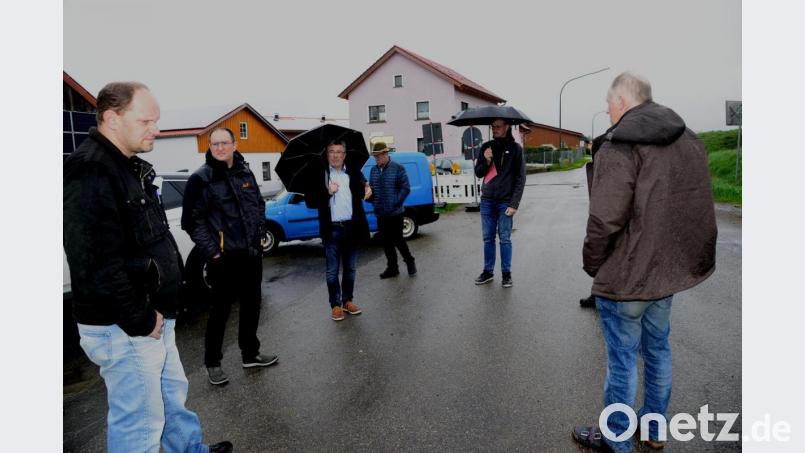 In der Ortsmitte von Roßtränk erörterte der Bauausschuss den Umfang der Sanierung der Roßtränker Straße bis zum Ort Eslarn. Marktgemeinderat Thomas Kleber (links) favorisierte erneut eine Oberbauverstärkung um acht Zentimeter. Bild: bey