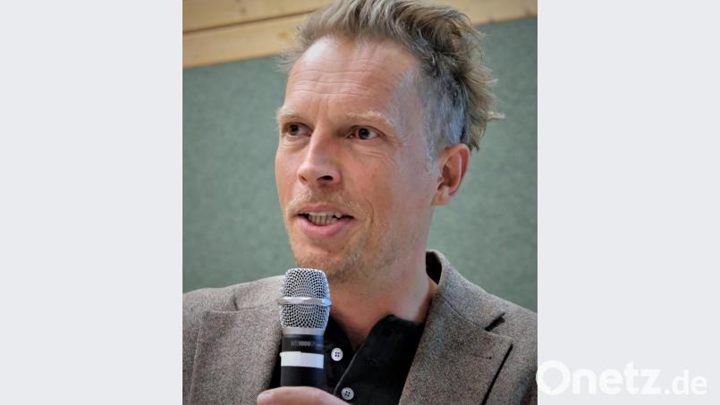 Toni Frank von der Firma Voltgrün präsentierte die Freiflächen-Photovoltaikanlage. Bild: twi