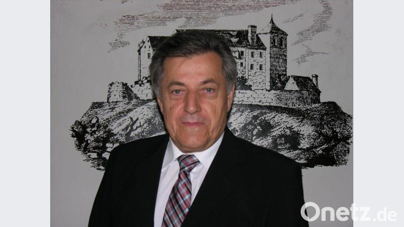 Die Hohenburg hat Altbürgermeister Gerhard Schärl mmer im Blickfeld. Selbst wenn er zuhause aus dem Wohnzimmerfenster schaut, sieht er das trutzige Mauerwerk hoch über dem Lauterachtal Bild: bö