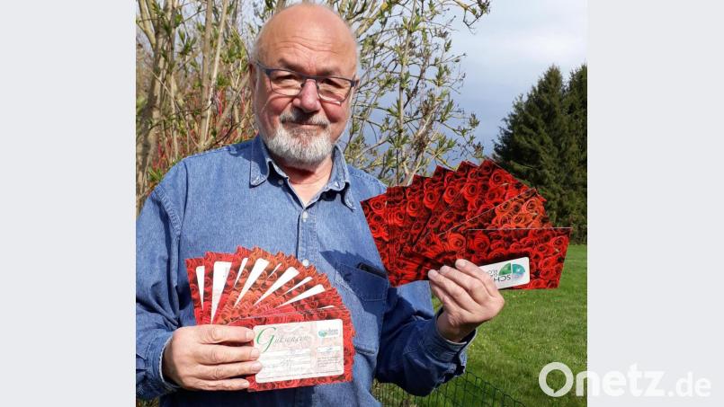 Vorsitzender Bernd Wagner überraschte seine treuen Mitglieder mit Blumengutscheinen. Bild: nza