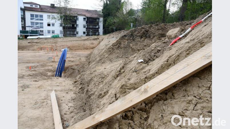 Beim Aushub für den Neubau des Betreuten Wohnens entdeckten die Arbeiter an der Böschung völlig unerwartet eine Wasserleitung. Bild: Gabi Schönberger