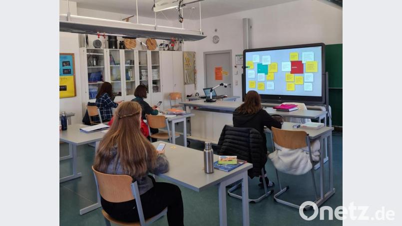 Die Schülerinnen sind mit der digitalen Tafel verbunden und schicken „Notizzettel“ mit Pro- und Contra-Argumenten zum Thema Globalisierung an die Tafel. Diese werden gemeinsam zugeordnet und dann wird darüber diskutiert. Bild: flt