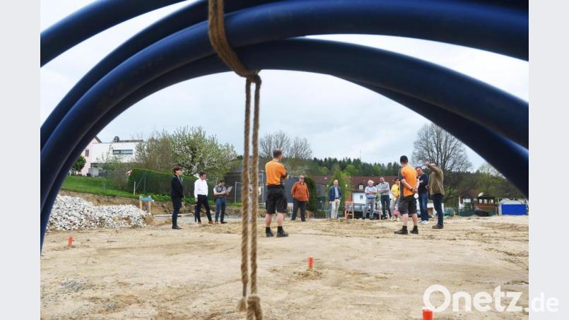 Der Bauausschuss bespricht mit den Wasserwarten vor Ort auf der Baustelle den Anschluss des Betreuten Wohnens ans Trinkwassernetz. Bild: Gabi Schönberger