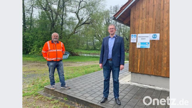 Bürgermeister Franz Grabinger und Bauhofleiter Hubert Jetschmann bei den ehemaligen Wohnmobilstellplätzen hinter dem Bauhof in Schwarzach. Diese Stellplätze stehen künftig nicht mehr zur Verfügung. Das hat unter anderem baurechtliche Gründe. Bild: Tobias Reitmeier/exb