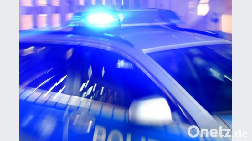 Ein Streifenwagen der Polizei steht mit eingeschaltetem Blaulicht auf der Straße. Symbolbild: Carsten Rehder