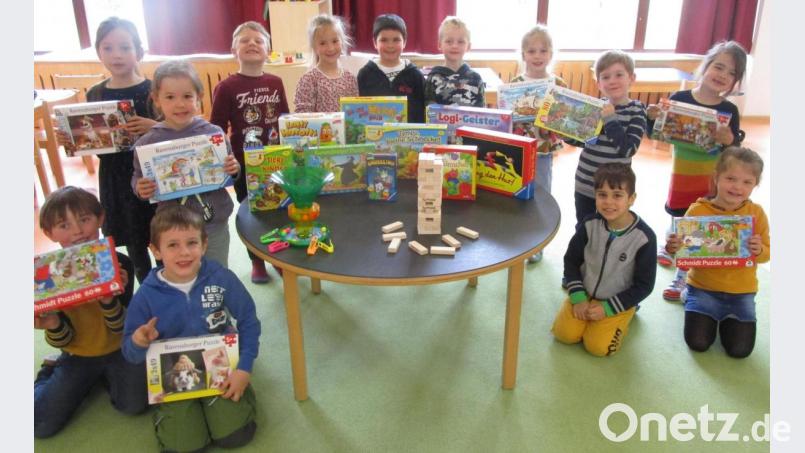 Die Mädchen und Buben im Städtischen Kindergarten freuen sich über neue Spiele, die mit der Frauenbund-Spende gekauft wurden. Bild: Städt. Kindergarten Tirschenreuth/exb