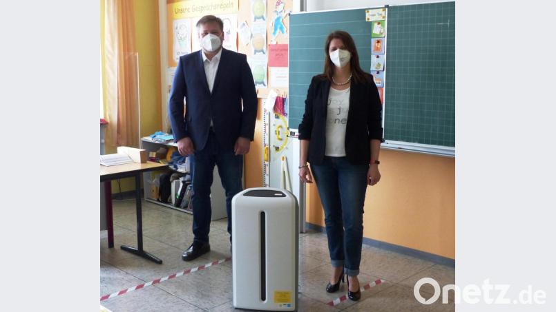 Bürgermeister Stefan Braun und Rektorin Ulrike Hampel mit einem der sechs Luftreiniger. Bild: jp