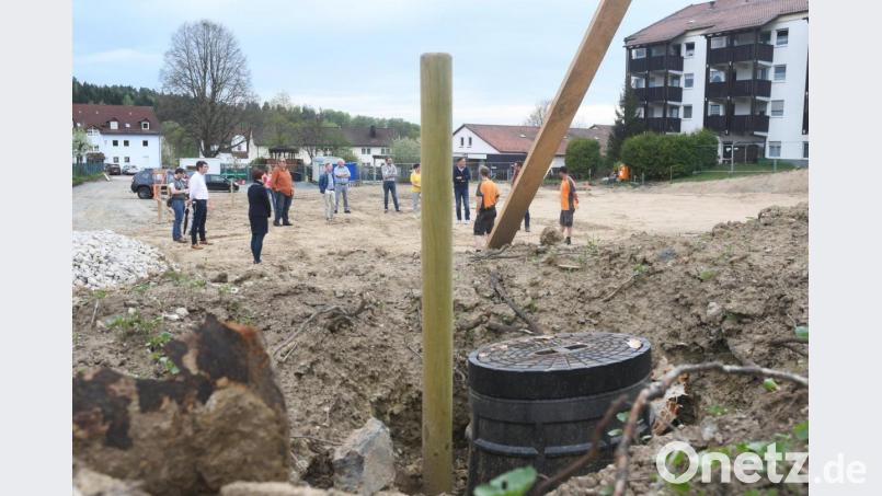 Beim Aushub für den Neubau des Betreuten Wohnens entdeckten die Arbeiter an der Böschung völlig unerwartet eine Wasserleitung. Bild: Gabi Schönberger