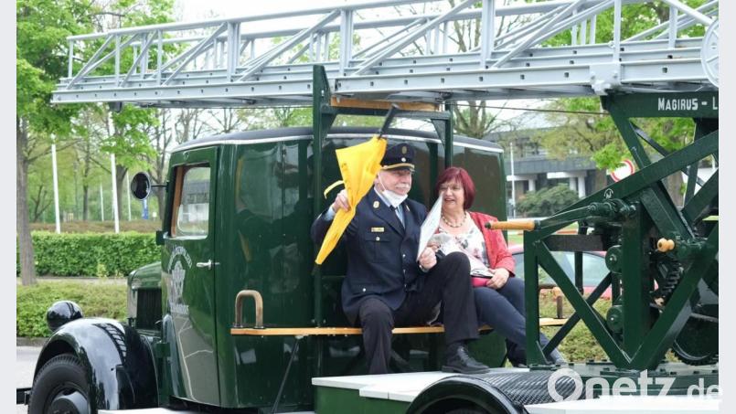 Kreisbrandrat Robert Heinfling und seine Frau Maria ließen sich auf dem Feuerwehr-Oldtimer „Leila“ nach Hause chauffieren. Bild: Hirsch