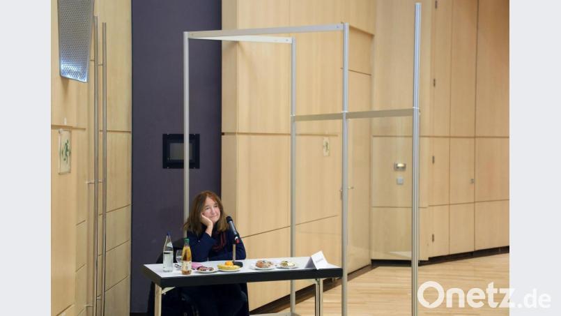 Ihr letzter Auftritt im Stadtrat: Sonja Schuhmacher verfolgt die November-Sitzung hinter Plexiglas. Bild: Wolfgang Steinbacher