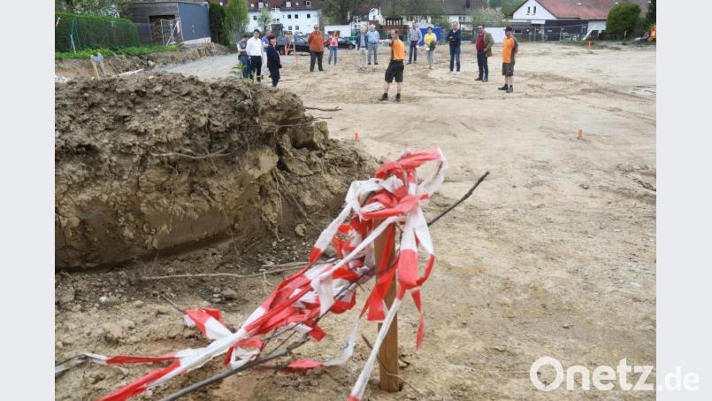 Mit den Wasserwarten beschloss der Bauausschuss, das Betreute Wohnen über die neu entdeckte und dann verlegte Wasserleitung ans Trinkwassernetz der Stadt anzubinden. Bild: Gabi Schönberger