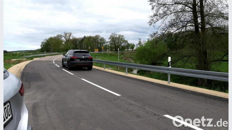 Das Teilstück der Kreisstraße von Ettmannsdorf nach Naabsiegenhofen ist wieder für den Verkehr freigegeben. Bild: Hirsch