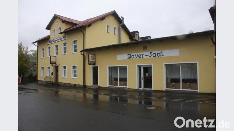 Auf Vermittlung der Marktgemeinde Wiesau stellt die Familie Bayer ihren Saal an der Bahnhofstraße zur Verfügung. Unterrichtet wird dort die Klasse 4b. Bild: wro