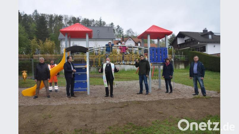 Pfarrer Alfons Forster segnet den neuen Spielturm für die Kinder in Michldorf im Beisein der Verantwortlichen, die dafür Pate stehen. Bild: fz