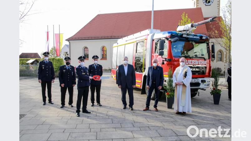 Fahrzeugsegnung bei der FFW Haselmühl in kleiner Runde (von links): Kreisbrandmeister Armin Daubenmerkl, Kreisbrandinspektor Hubert Blödt, Erster FFW-Kommandant Michael Reindl, Zweiter Kommandant Rudi Schüller, Landrat Richard Reisinger, Bürgermeister Roland Strehl und Pfarrer Wolfgang Bauer. Bild: egl
