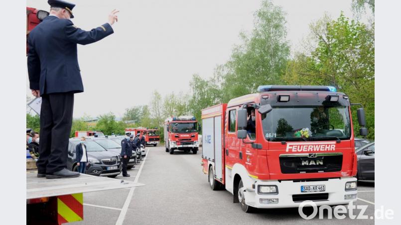 Kreisbrandrat Robert Heinfling winkte den Kameraden zu, die in einem Fahrzeugkorso an ihm vorbeizogen und zum 65. Geburtstag gratulierten. Bild: Hirsch