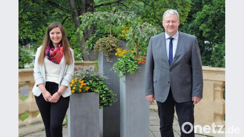 Insgesamt für neun Ideen aus dem Amberg-Sulzbacher Land konnten Regionalmanagerin Katharina Schenk und Landrat Richard Reisinger Förderbescheide ausstellen. Bild:  Christine Hollederer/exb