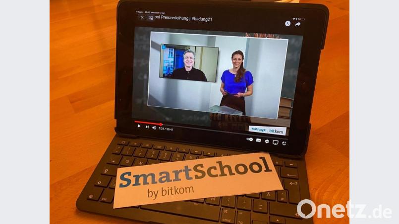 Eine „Smart School“ ist jetzt die Fichtelgebirgsrealschule. Diese Auszeichnung fand auf einer virtuellen Preisverleihung der Bildungskonferenz zum vierten Mal in Folge statt. Bild: Fichtelgebirgsrealschule/exb