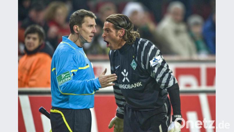 Immer ruhig Blut: Tim Wiese, Torwart von Werder Bremen, bei einem seiner Wutanfälle, Walter Hofmann versucht als Linienrichter beruhigend auf den Wüterich einzuwirken. Der Wiese-Ausraster passierte beim Bundesligaspiel 1. FC Köln – Werder Bremen am 22. Januar 2011. Bild: Sven Simon/dpa