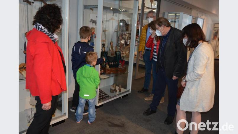 Ganze Familien kamen und bestaunten die erst kürzlich eröffnete Marionetten-Ausstellung. Bild: jr
