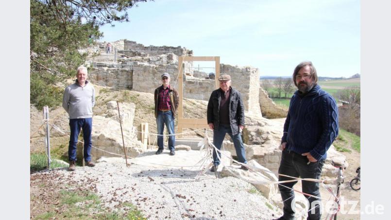 Vor der Burgruine (von links): Karl Gehret, Vorsitzender Willi Reichl, Karl Zintl und Regionalmanager Markus Franz von der Ikom Stiftland. Bild: kro