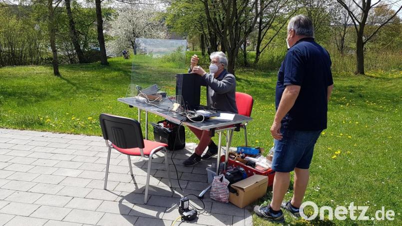 Beim sonnigen Wetter wurden die Reparaturen kurzerhand nach draußen verlegt. Hier wird gerade das Gehäuse eines PCs zusammengeschraubt. Bild: Linda Trager