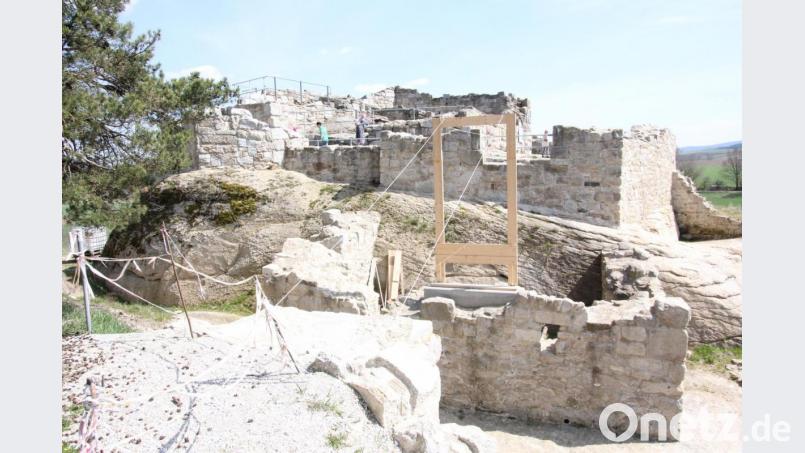 Die Burgruine Liebenstein. Dort wo das Holzgestell steht, soll in diesem Jahr eine 17 Meter lange und zwei Meter breite Zugbrücke gebaut werden. Bild: kro