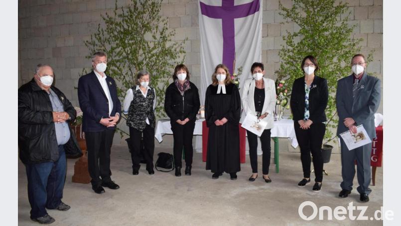 In einem zweiten Gottesdienst feierten die Jubelkonfirmanden des diesjährigen Jahrgangs mit Pfarrerin Estelle Kunad-Wittenberg Bild: wku