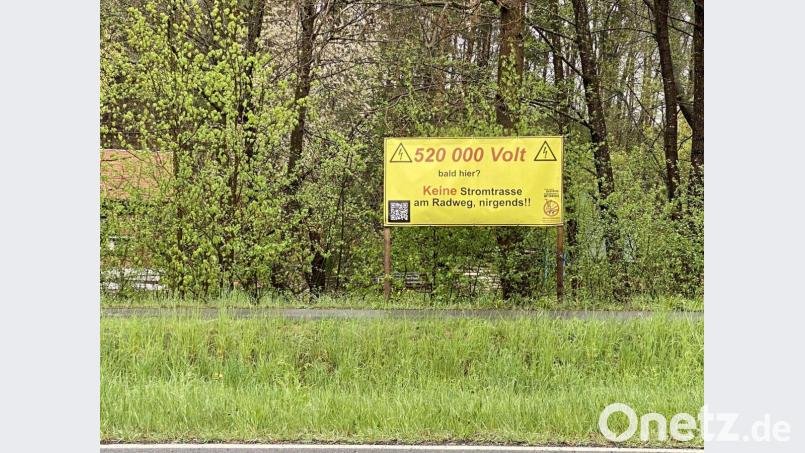 An allen Ecken in der Gemeinde wird auf großen Plakaten gegen die Trasse des Süd-Ost-Links protestiert. Bild: Eichl