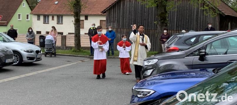 Knapp 20 Fahrzeuge segnete Kaplan Justin auf und rund um den Herz-Jesu-Kirchplatz, darunter auch zwei E-Bikes. Bild: mez