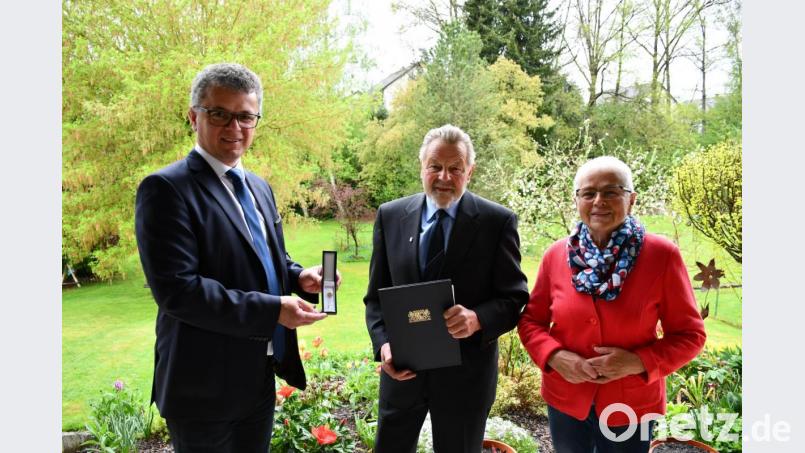 Bürgermeister Martin Birner (links) gratulierte Hans Dorrer (Mitte) zu der hohen Auszeichnung. Mit im Bild Ehefrau Anneliese (rechts). Bild: Probst, Helga