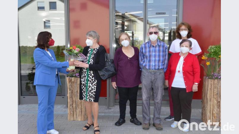 Heimleiterin Elvira Völkl überreicht Adventslicht-Initiatorin Renate Freuding-Spintler einen Blumenstrauß. Daneben die Mitglieder des Heimbeirats Annerose Forster, Gerhard Meier und Else Mark sowie Wohnbereichsleiterin Karina Zehent (von links). Bild: uz
