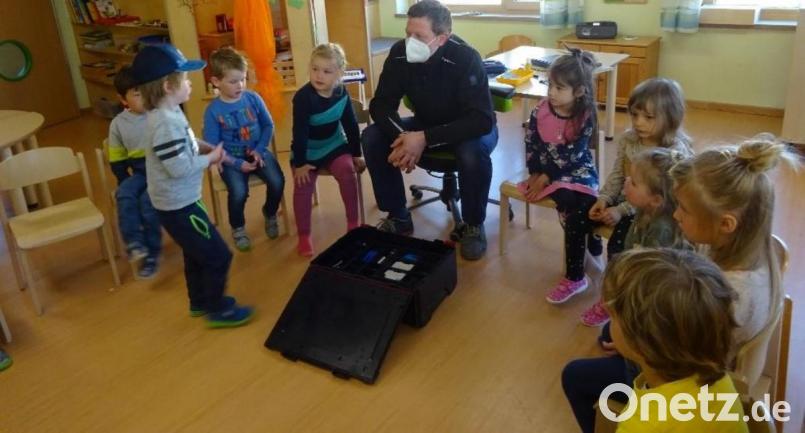 Harald Thiel war Gast im Kindergarten, um über seine Arbeit zu erzählen und Interesse daran zu wecken. Bild: ld