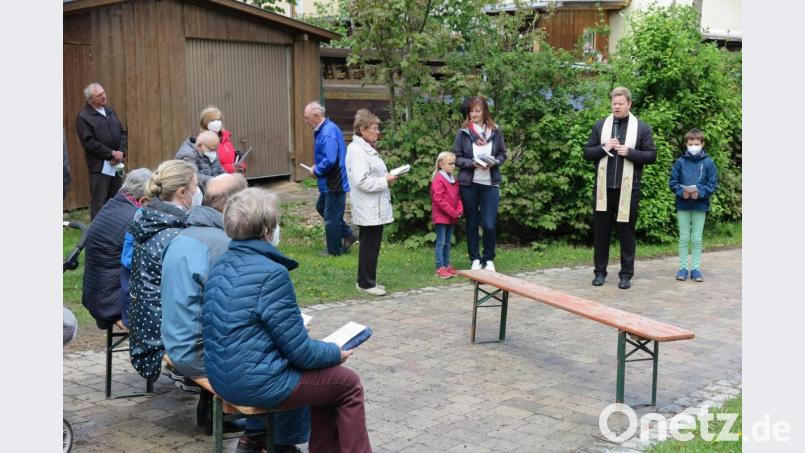 „In dieser Stunde blicken wir auf Maria, unsere Schwester und unser Vorbild im Glauben“ ,betete Stadtpfarrer Thomas Kraus (Zweiter von rechts) bei der Maiandacht vor der Berndorfer Kapelle. Bild: jzk