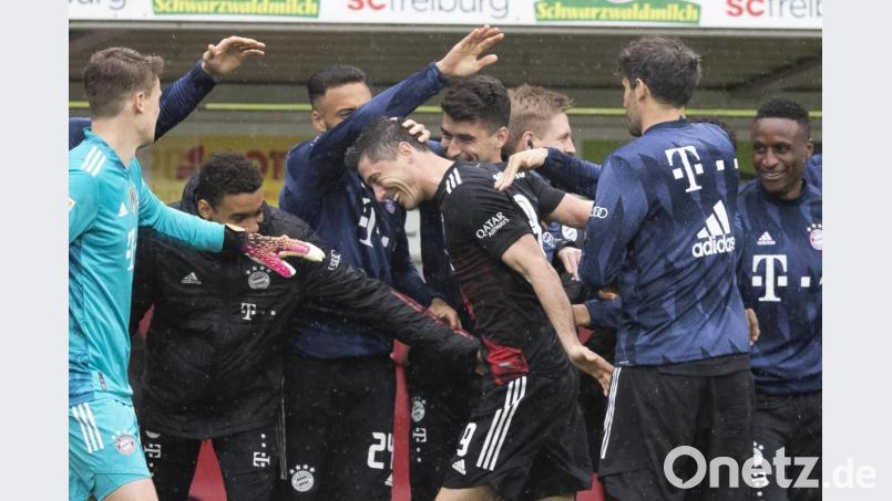 Robert Lewandowski (Mitte) holt sich die Glückwünsche seiner Mannschaftskollegen ab. Mit seinem Elfmetertor in der Partie beim SC Freiburg egalisierte der Bayern-Torjäger den in der Spielzeit 1971/72 von Gerd Müller aufgestellten Bundesliga-Rekord von 40 Toren in einer Saison. Bild: Tom Weller