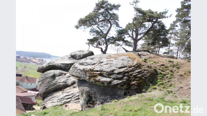 Imposant, der &quot;Teufelssitz&quot; neben der Burgruine. Bild: kro
