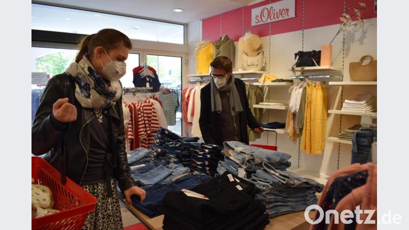 Laura Stich und Sebastian Goldmann beim Shoppen im Modehaus "Jäger + Turba". Zum Wochenende treten weitere Lockerungen und Öffnungsschritte im Landkreis Tirschenreuth in Kraft. Dann ist Einkaufen wieder fast ohne Einschränkungen möglich. Bild: szl