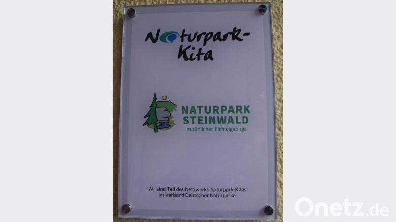 Äußeres Zeichen dafür, dass das Kinderhaus den Titel &quot;Naturpark-Kita&quot; tragen darf, ist das Schild an der Eingangstür der Tagesstätte in Fuchsmühl. Bild: wro