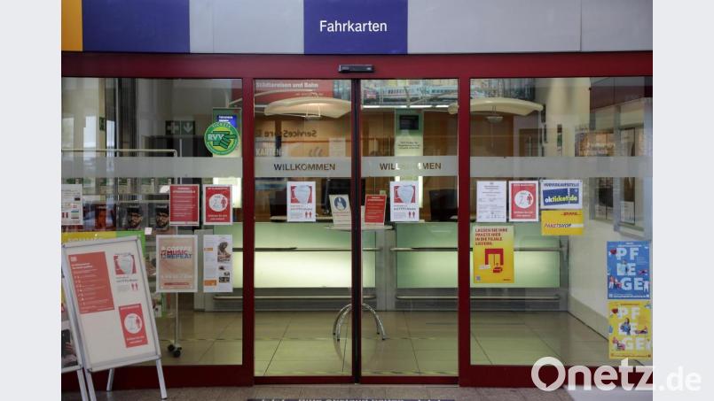 Hier können in Amberg am Bahnhof Reisen gebucht und Tickets gekauft werden. Der Schalter soll Ende 2023 durch ein Video-Reisezentrum ersetzt werden. Bild: Wolfgang Steinbacher