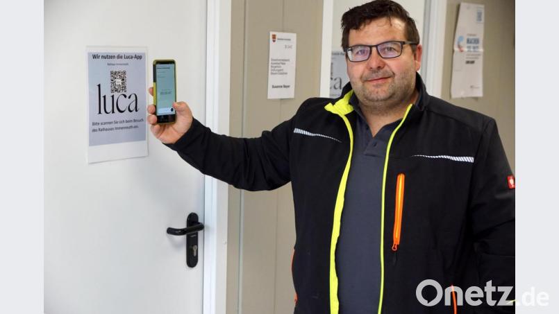 Mit seinem Handy demonstrierte Bürgermeister Thomas Kaufmann die Funktionsweise der App. Bild: bkr