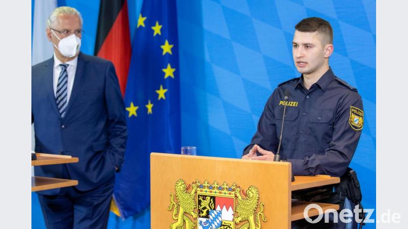 Der Nürnberger Polizist Marc Hoffmann (rechts) spricht bei einer Pressekonferenz zum bayernweiten Lagebild zur Gewalt gegen Polizisten im Jahr 2020. Links steht Joachim Herrmann (CSU), Innenminister von Bayern. Bild: Daniel Karmann/dpa